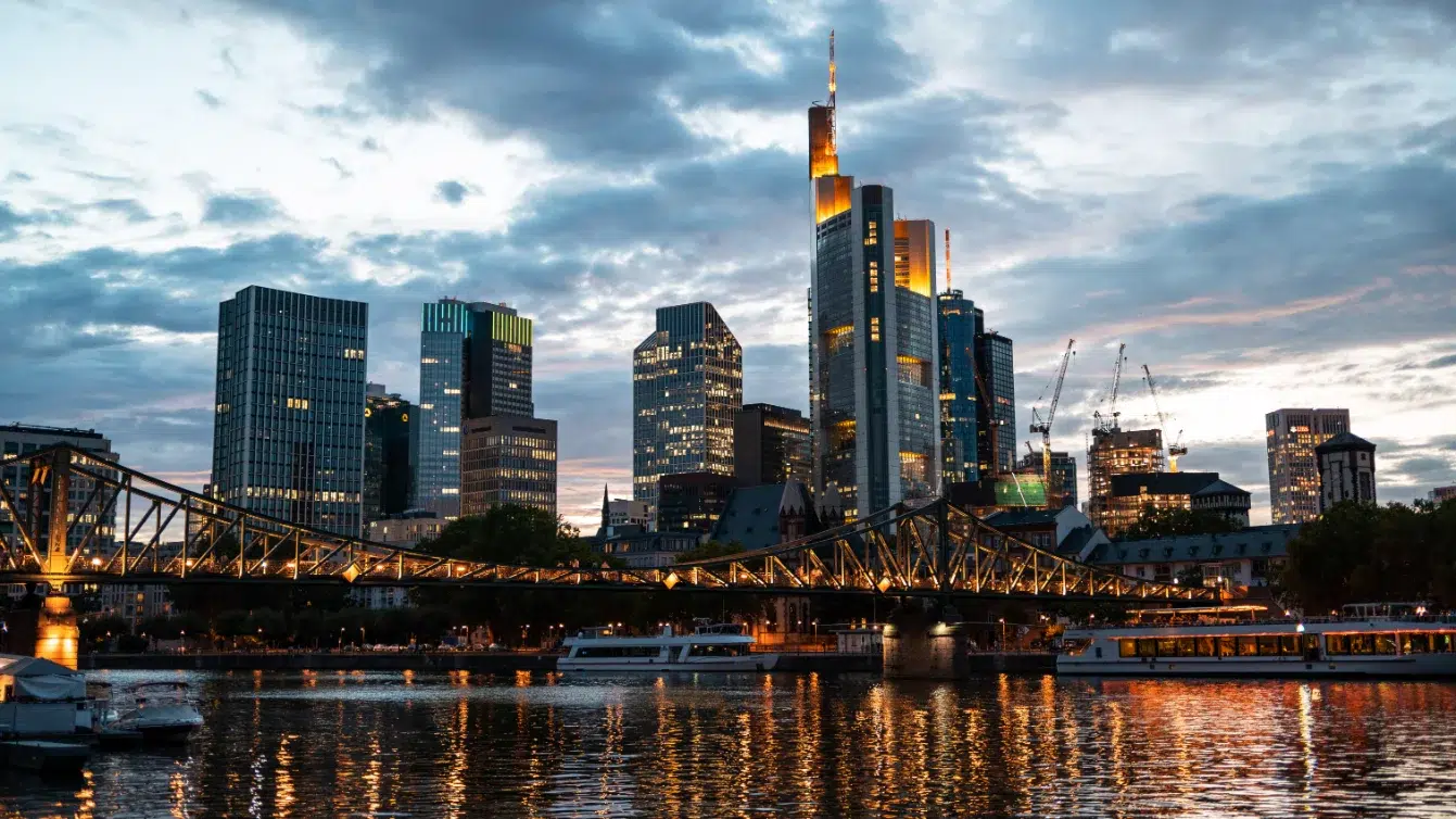 Frankfurt Skyline bei Sonnenuntergang
