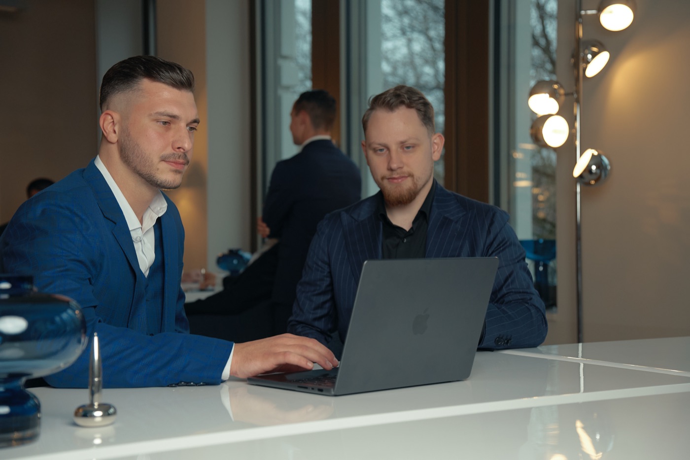 Das NeoCore Team bei der Arbeit im Büro